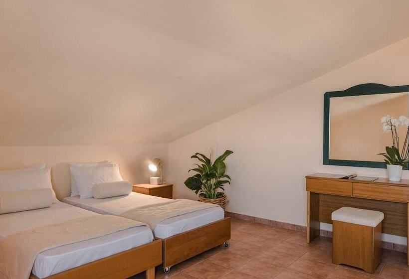 סוויטה משפחתית, Griffon Kymi Hotel Previously Known As Valledi Village