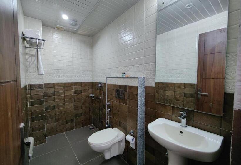 Номер Стандарт с Балконом, Aliza Inn And Suites By Srs Hotels