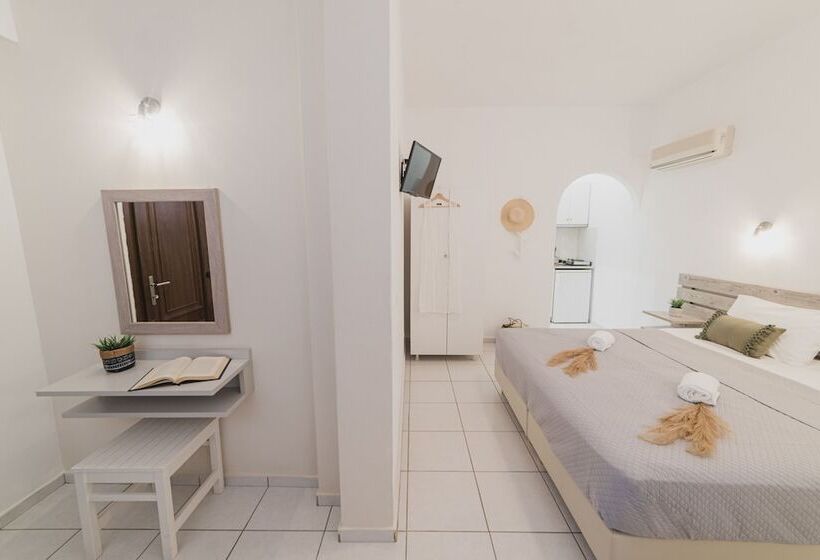 غرفة قياسية ثلاثية, Petros Studios & Suites