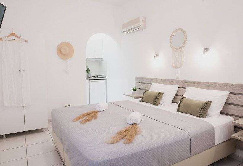 غرفة قياسية ثلاثية, Petros Studios & Suites