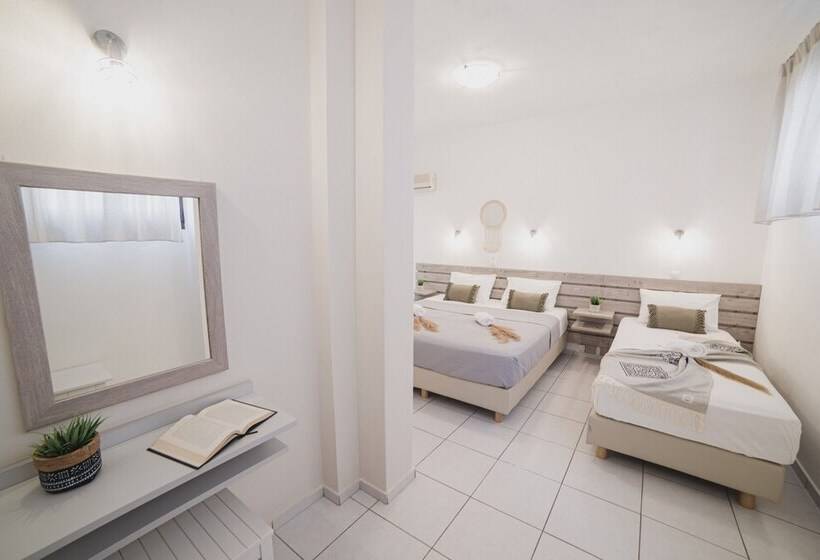 غرفة قياسية ثلاثية, Petros Studios & Suites