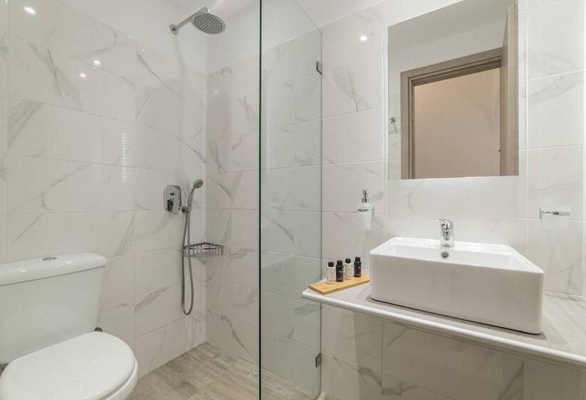 غرفة قياسية ثلاثية, Petros Studios & Suites