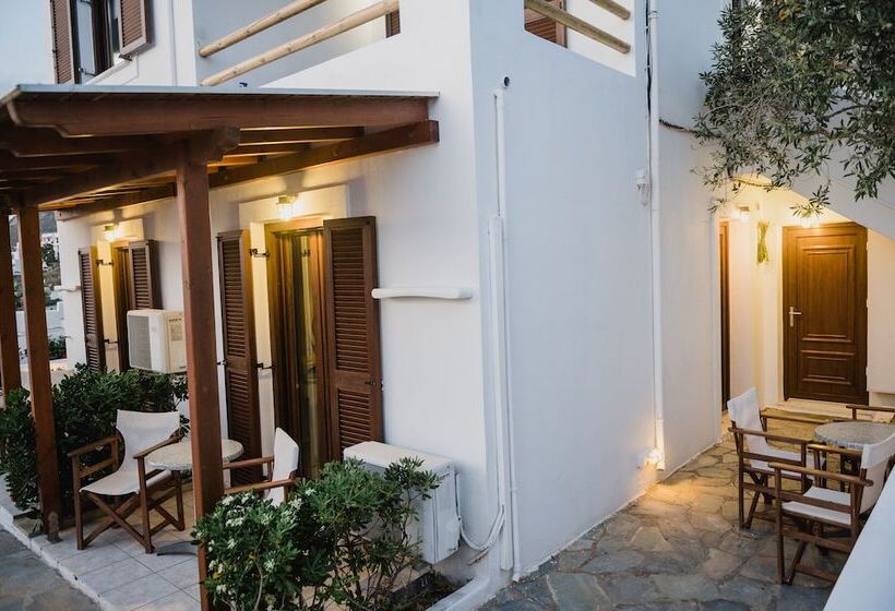 غرفة قياسية ثلاثية, Petros Studios & Suites