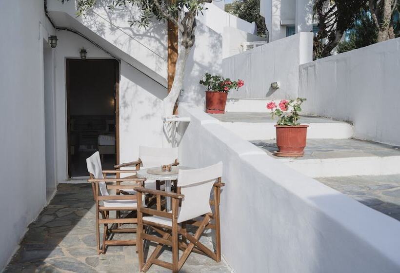 غرفة قياسية ثلاثية, Petros Studios & Suites