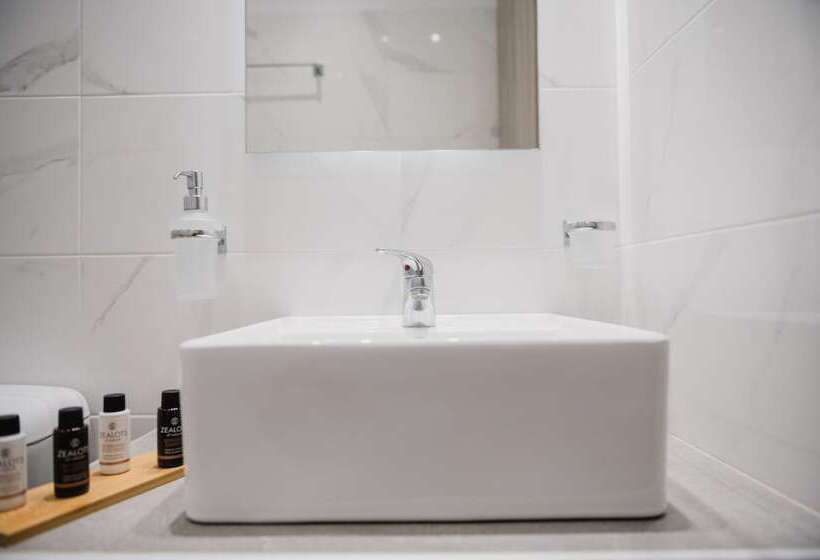 غرفة قياسية ثلاثية, Petros Studios & Suites