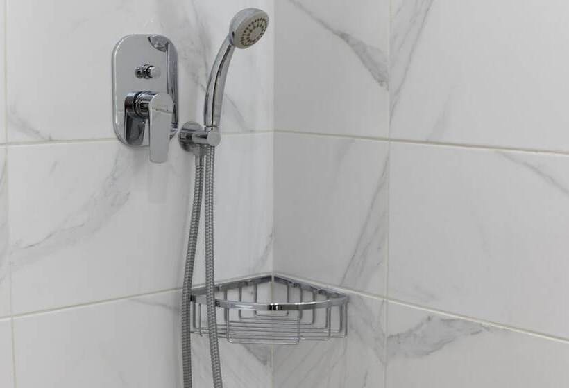 غرفة قياسية ثلاثية, Petros Studios & Suites