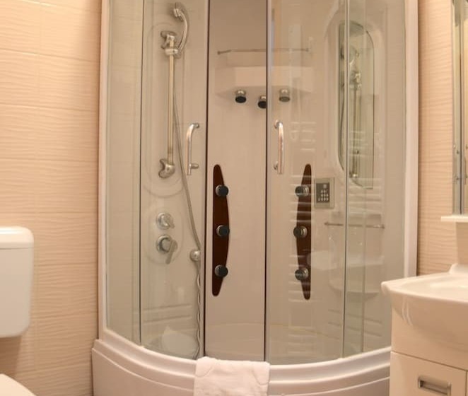 اتاق خانوادگی با چشم‌انداز کوه, Kupres