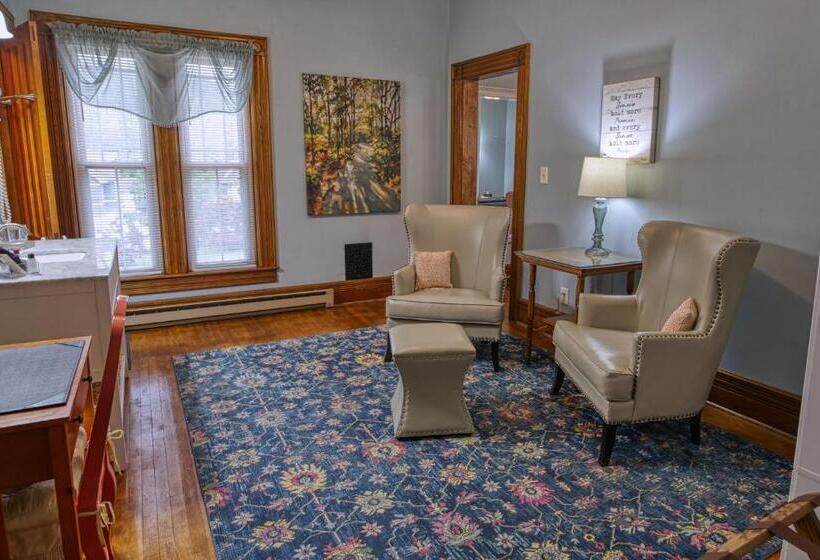 스위트 킹사이즈 침대, Rockwell Falls Inn And Wine Bar