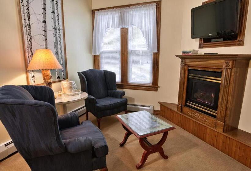 발코니가 있는 스위트, Rockwell Falls Inn And Wine Bar