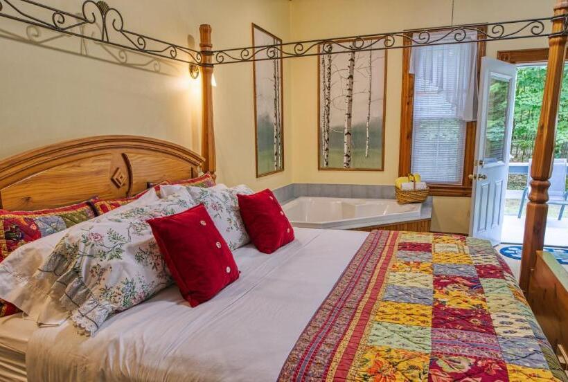 발코니가 있는 스위트, Rockwell Falls Inn And Wine Bar