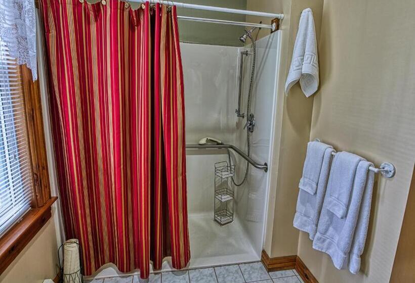 스탠다드 스튜디오, Rockwell Falls Inn And Wine Bar