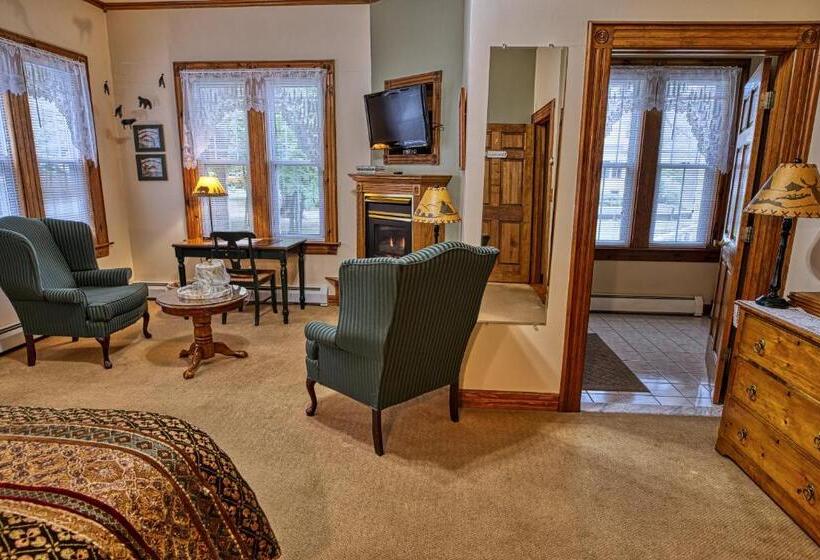 스탠다드 스튜디오, Rockwell Falls Inn And Wine Bar