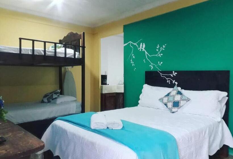 غرفة قياسية رباعية, Hospedaje La Galerie