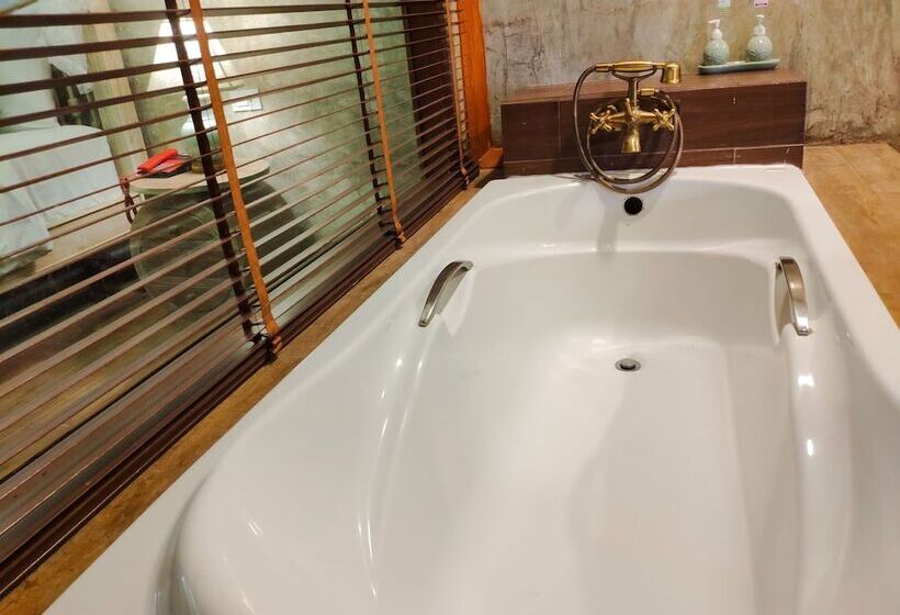 Номер Deluxe, The Chaya Resort And Spa