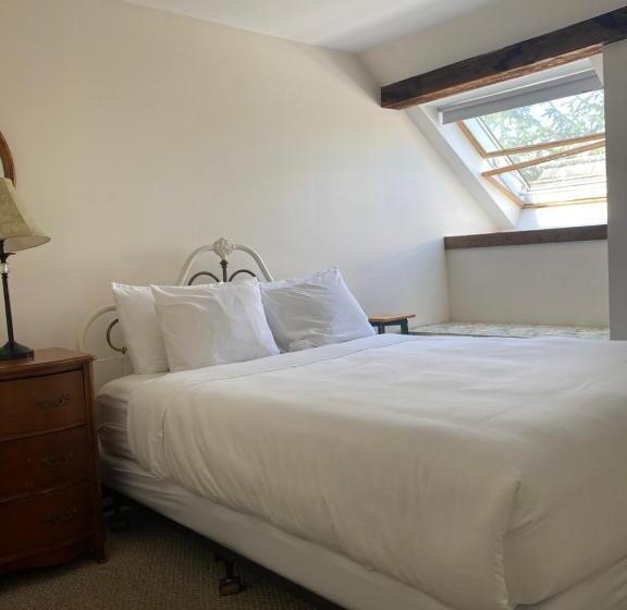 جناح عائلي, The Wildflower Inn