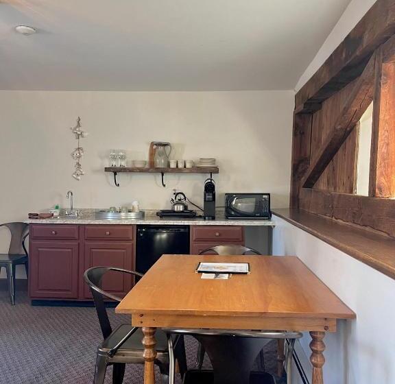 جناح عائلي, The Wildflower Inn