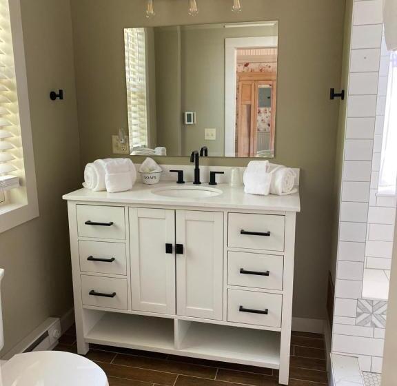 غرفة قياسية سرير كينج, The Wildflower Inn