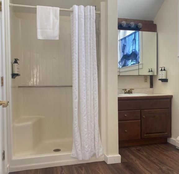 جناح ديلوكس سرير كينج, The Wildflower Inn