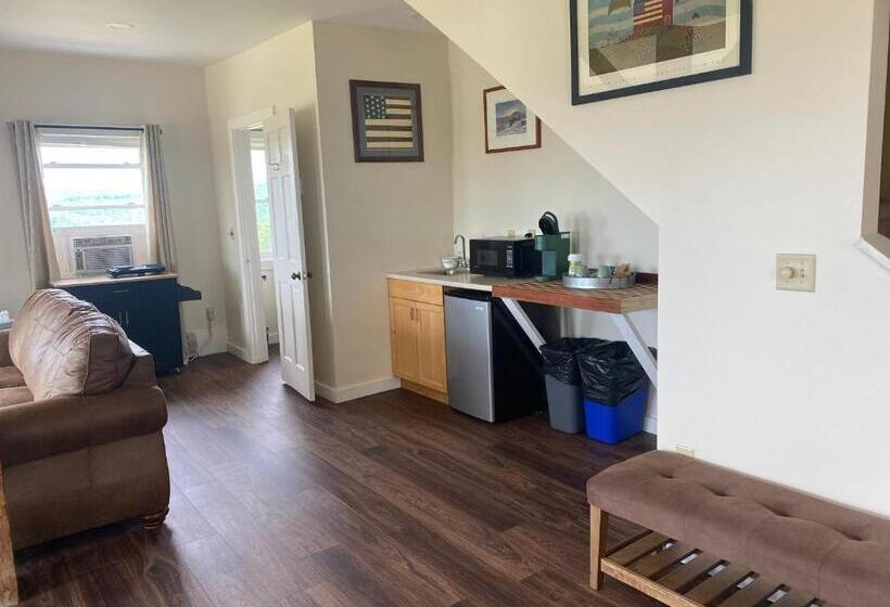 جناح مزوَّد بشرفة, The Wildflower Inn