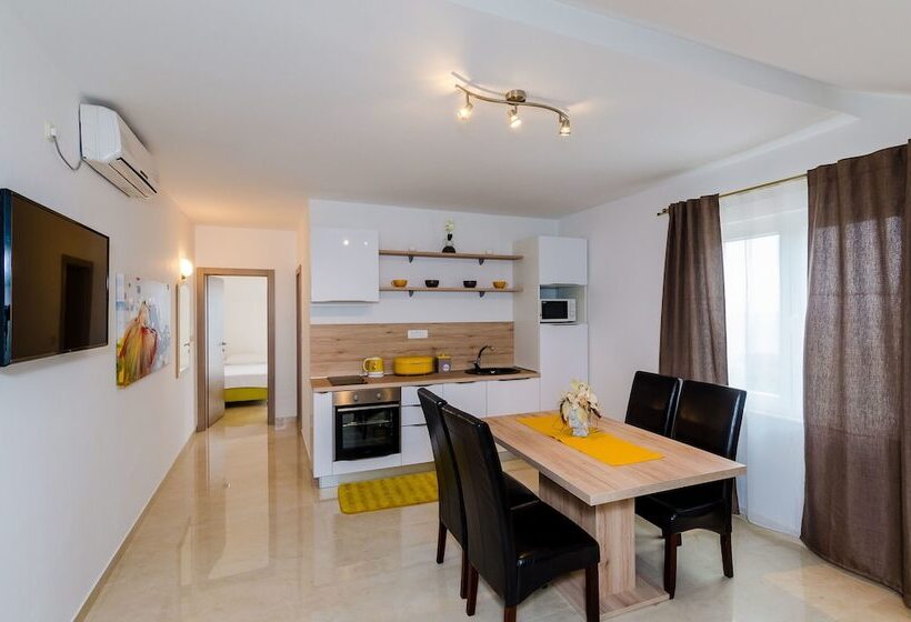 דירת חדר עם נוף לים ומרפסת, Apartments Sandito