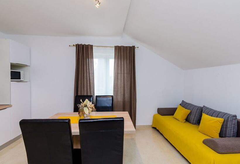 דירת חדר עם נוף לים ומרפסת, Apartments Sandito