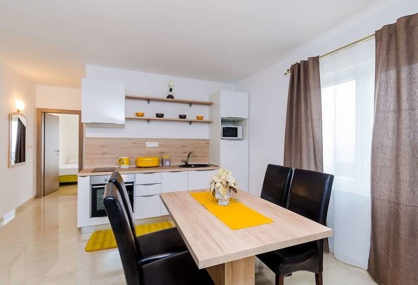 דירת חדר עם נוף לים ומרפסת, Apartments Sandito