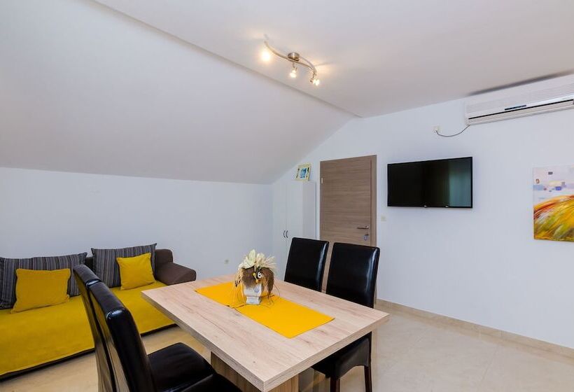 דירת חדר עם נוף לים ומרפסת, Apartments Sandito