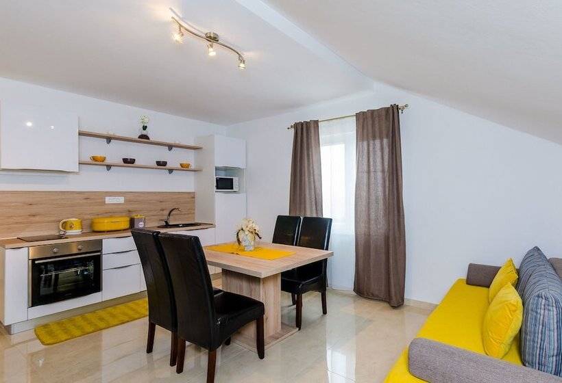 דירת חדר עם נוף לים ומרפסת, Apartments Sandito