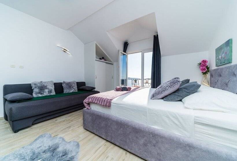 סטודיו סטנדרטי עם נוף לים ומרפסת, Apartments Sandito