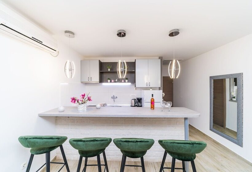 סטודיו סטנדרטי עם נוף לים ומרפסת, Apartments Sandito