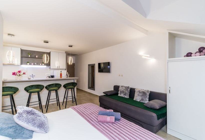 סטודיו סטנדרטי עם נוף לים ומרפסת, Apartments Sandito