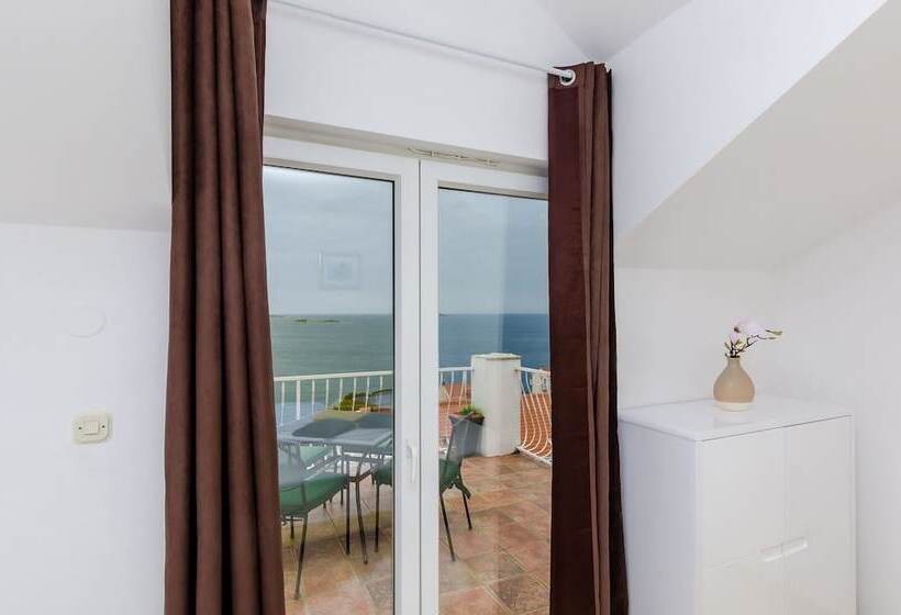 דירת חדר עם נוף לים ומרפסת, Apartments Sandito