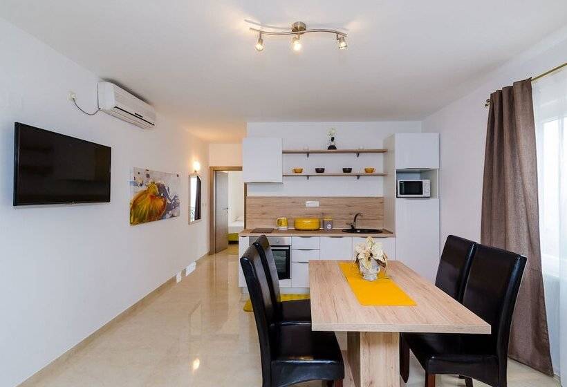 דירת חדר עם נוף לים ומרפסת, Apartments Sandito
