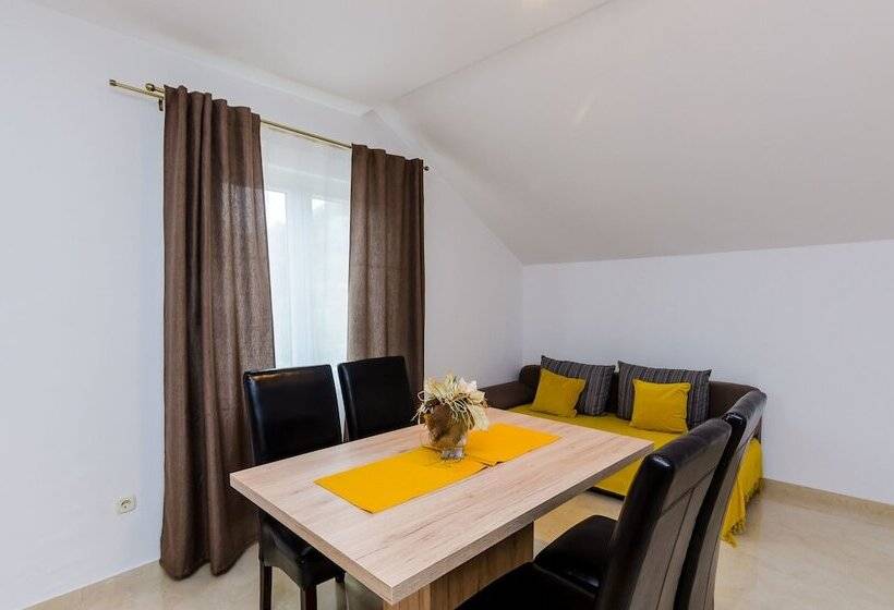 דירת חדר עם נוף לים ומרפסת, Apartments Sandito