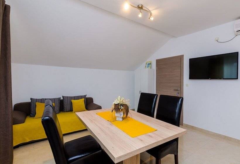 דירת חדר עם נוף לים ומרפסת, Apartments Sandito