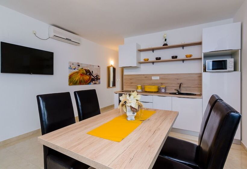 דירת חדר עם נוף לים ומרפסת, Apartments Sandito