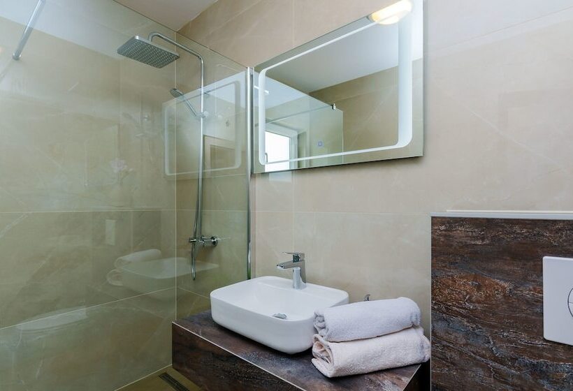 דירת חדר עם נוף לים ומרפסת, Apartments Sandito