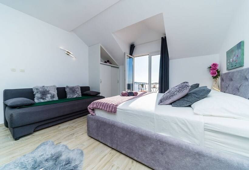 סטודיו סטנדרטי עם נוף לים ומרפסת, Apartments Sandito