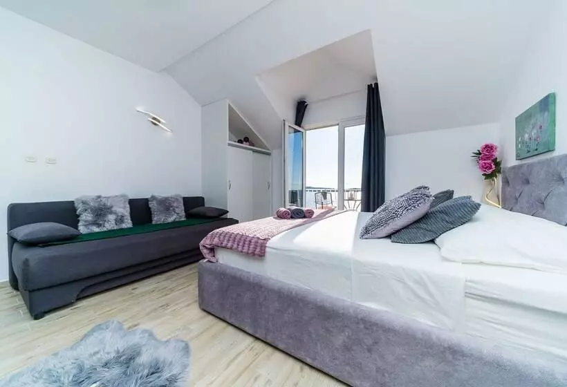 استودیو استاندارد با چشم‌انداز دریا و بالکن, Apartments Sandito