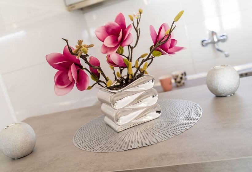 סטודיו סטנדרטי עם נוף לים ומרפסת, Apartments Sandito