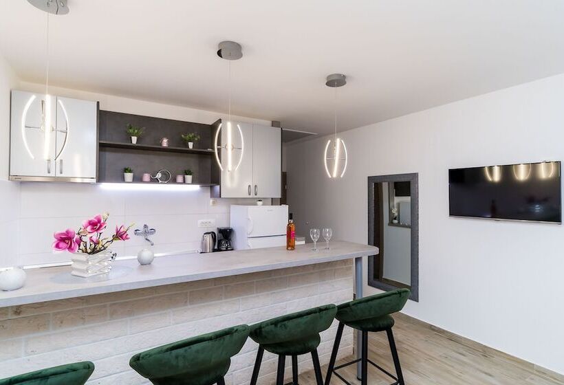 סטודיו סטנדרטי עם נוף לים ומרפסת, Apartments Sandito