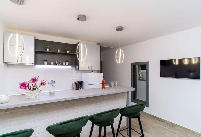 استودیو استاندارد با چشم‌انداز دریا و بالکن, Apartments Sandito