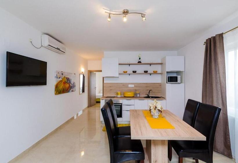 דירת חדר עם נוף לים ומרפסת, Apartments Sandito