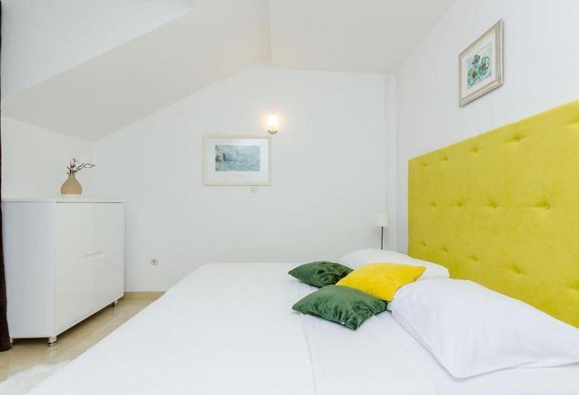 דירת חדר עם נוף לים ומרפסת, Apartments Sandito