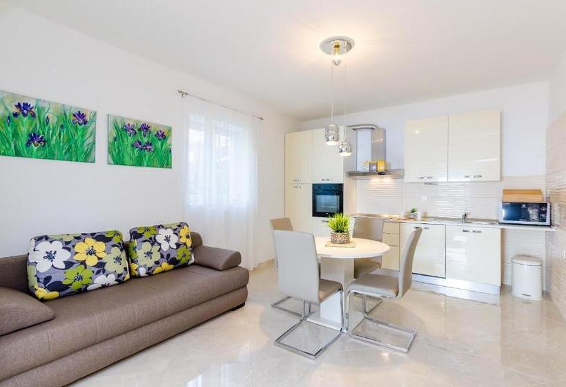 דירת חדר שינה עם טרסה ונוף לים, Apartments Sandito