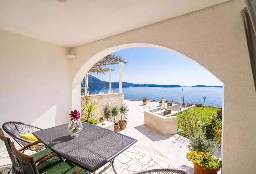 اتاق استاندارد با تراس و چشم‌انداز دریا, Apartments Sandito