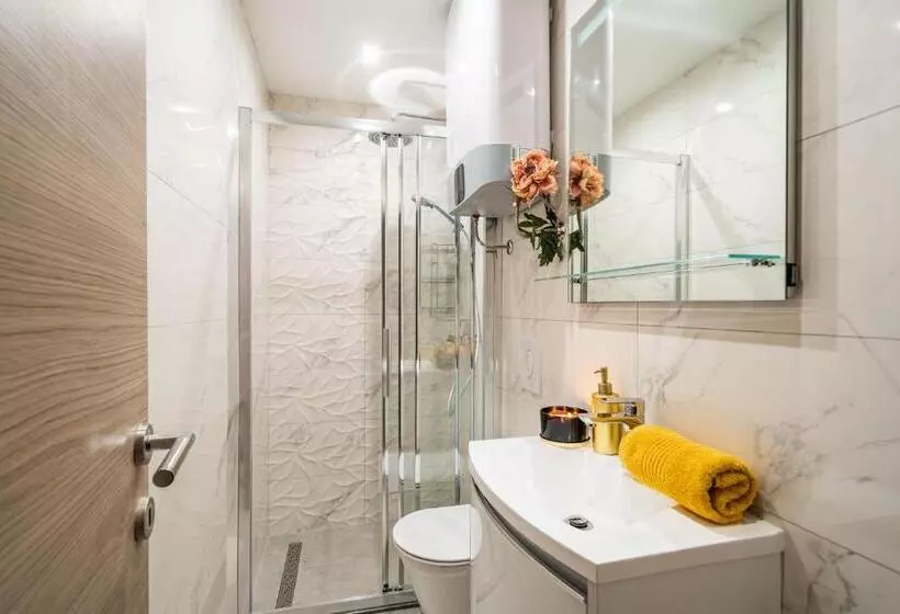 اتاق استاندارد با تراس و چشم‌انداز دریا, Apartments Sandito