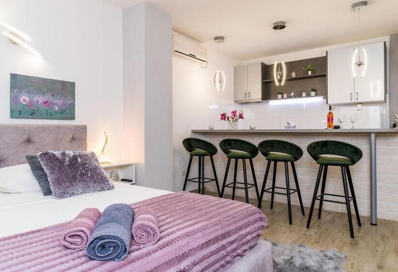 סטודיו סטנדרטי עם נוף לים ומרפסת, Apartments Sandito