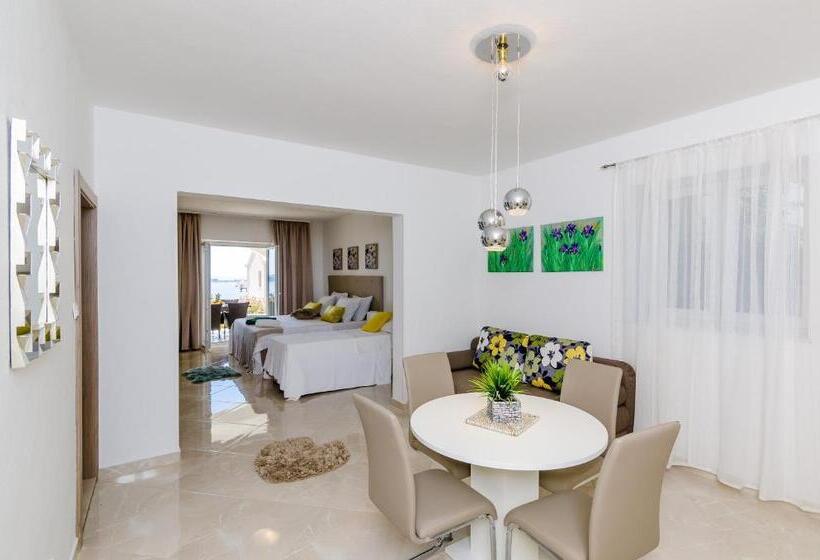 דירת חדר שינה עם טרסה ונוף לים, Apartments Sandito