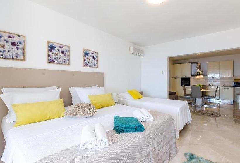 דירת חדר שינה עם טרסה ונוף לים, Apartments Sandito